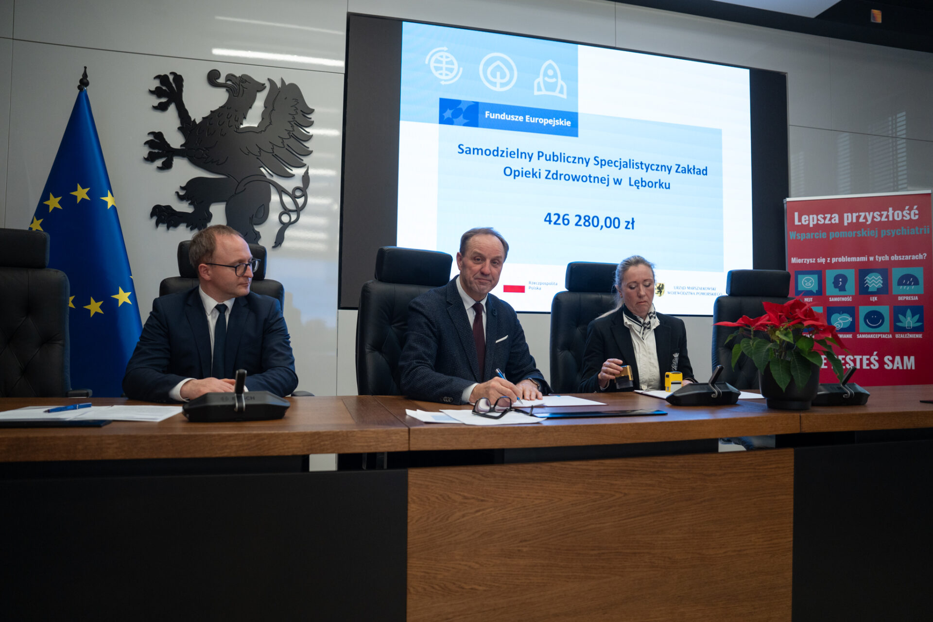 Osoby podpisujące granty w ramach projektu Lepsza przyszłość. Wsparcie pomorskiej psychiatrii