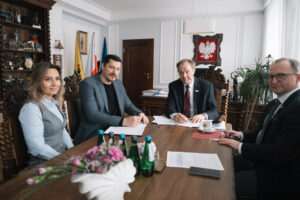 Podpisanie umowy na dofinansowanie w ramach Funduszy Europejskich dla Pomorza 2021-2027 na zakup 12 autobusów zeroemisjyjnych przez MZK w Słupsku