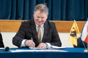 Podpisanie umów na dofinansowanie projektów termomodernizacji w pomorskich gminach.