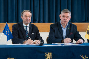 Podpisanie umów na dofinansowanie projektów termomodernizacji w pomorskich gminach.