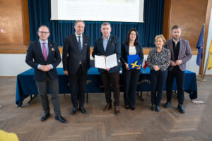 Podpisanie umów na dofinansowanie projektów termomodernizacji w pomorskich gminach.