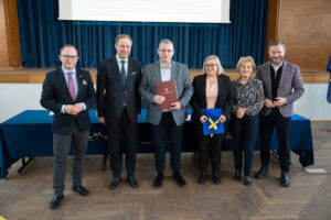 Podpisanie umów na dofinansowanie projektów termomodernizacji w pomorskich gminach.