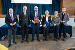 Podpisanie umów na dofinansowanie projektów termomodernizacji w pomorskich gminach.