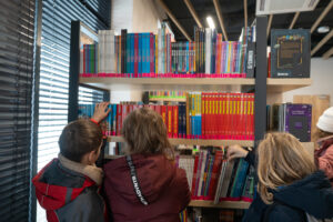 Otwarcie filii Dobry Moment Wojewódzkiej i Miejskiej Biblioteki Publicznej w Gdańsku. Na zdjęciu mieszkańcy gdańska oraz władze województwa i miasta.