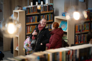 Otwarcie filii Dobry Moment Wojewódzkiej i Miejskiej Biblioteki Publicznej w Gdańsku. Na zdjęciu mieszkańcy gdańska oraz władze województwa i miasta.
