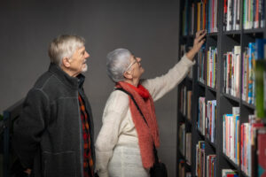 Otwarcie filii Dobry Moment Wojewódzkiej i Miejskiej Biblioteki Publicznej w Gdańsku. Na zdjęciu mieszkańcy gdańska oraz władze województwa i miasta.
