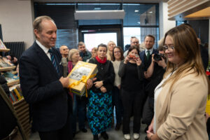 Otwarcie filii Dobry Moment Wojewódzkiej i Miejskiej Biblioteki Publicznej w Gdańsku. Na zdjęciu mieszkańcy gdańska oraz władze województwa i miasta.