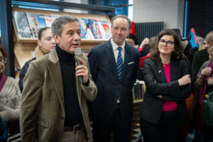 Otwarcie filii Dobry Moment Wojewódzkiej i Miejskiej Biblioteki Publicznej w Gdańsku. Na zdjęciu mieszkańcy gdańska oraz władze województwa i miasta.