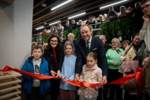 Otwarcie filii Dobry Moment Wojewódzkiej i Miejskiej Biblioteki Publicznej w Gdańsku. Na zdjęciu mieszkańcy gdańska oraz władze województwa i miasta.