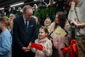 Otwarcie filii Dobry Moment Wojewódzkiej i Miejskiej Biblioteki Publicznej w Gdańsku. Na zdjęciu mieszkańcy gdańska oraz władze województwa i miasta.