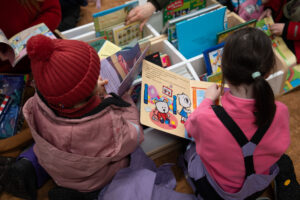 Otwarcie filii Dobry Moment Wojewódzkiej i Miejskiej Biblioteki Publicznej w Gdańsku. Na zdjęciu mieszkańcy gdańska oraz władze województwa i miasta.