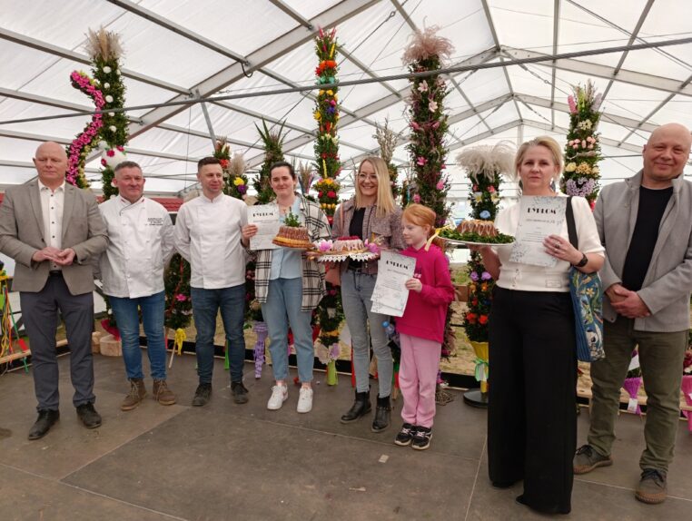 Jarmark wielkanocny, piękne palmy i smaczne baby. W Niedzielę Palmową warto wybrać się do Swołowa