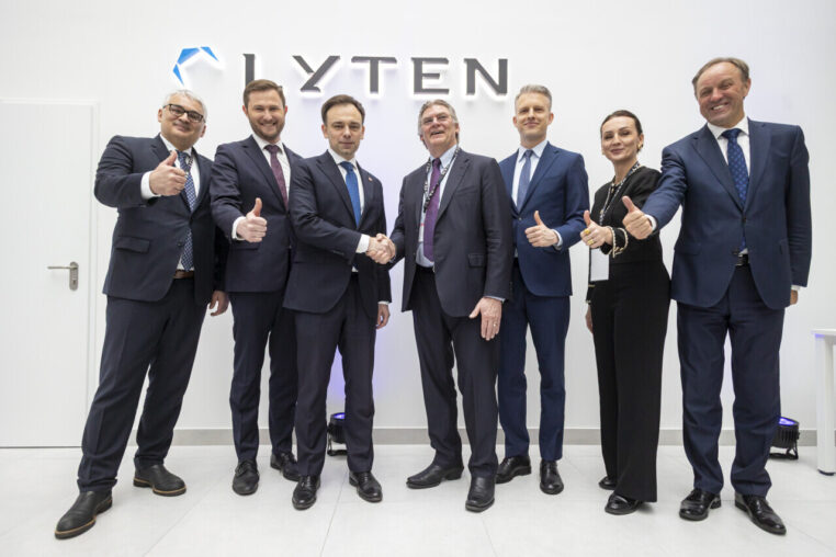 Gdańsk. Andrzej Domański, Minister Finansów i Gospodarki wziął udział w otwarciu - "parapetówce" - fabryki Lyten Polska. Lyten zajmuje się produkcją przenośnych baterii