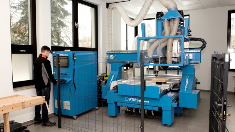 Wzorcowe kształcenie zawodowe" młodzi ludzie zdobywają nowe umiejętności potrzebne na rynku pracy.