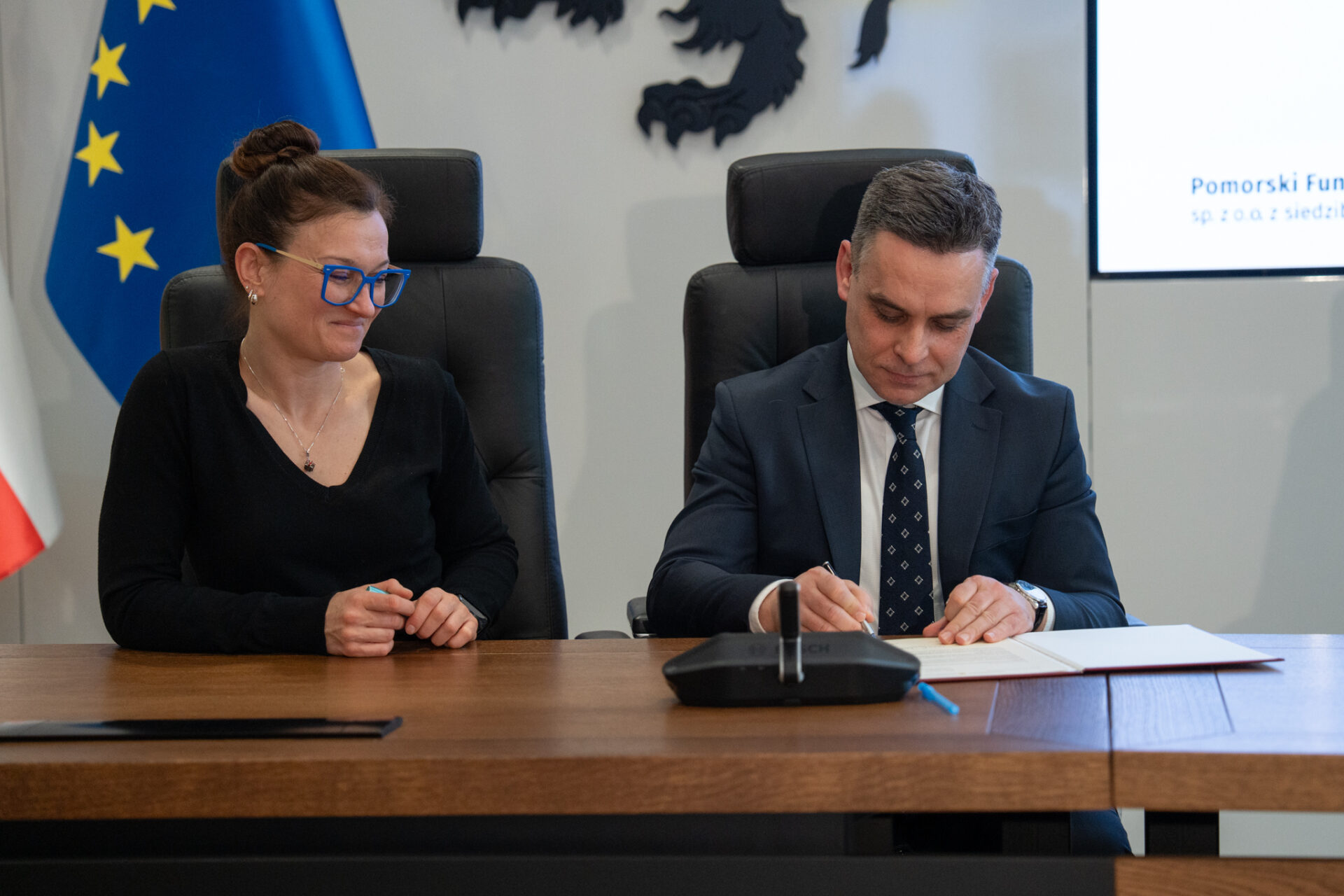 Jacek Zwolak podpisuje umowę