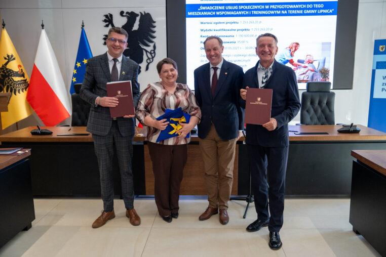 Podpisanie umów na dofinansowanie projektów związanych z budową mieszkań wspomaganych i treningowych oraz usługami społecznymi. Na zdjęciu marszałek województwa pomorskiego Mieczysław Struk oraz przedstawiciele beneficjentów