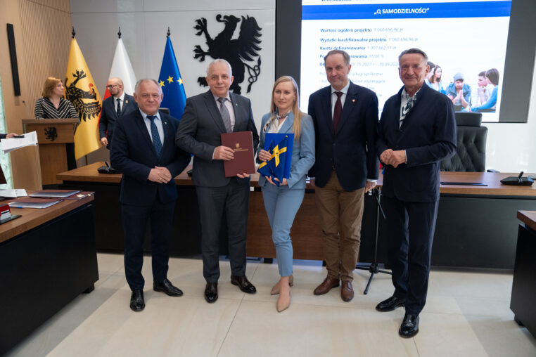 Podpisanie umów na dofinansowanie projektów związanych z budową mieszkań wspomaganych i treningowych oraz usługami społecznymi. Na zdjęciu marszałek województwa pomorskiego Mieczysław Struk oraz przedstawiciele beneficjentów