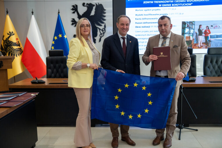 Podpisanie umów na dofinansowanie projektów związanych z budową mieszkań wspomaganych i treningowych oraz usługami społecznymi. Na zdjęciu marszałek województwa pomorskiego Mieczysław Struk oraz przedstawiciele beneficjentów