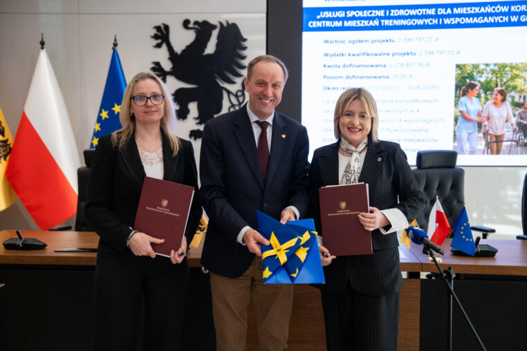 Podpisanie umów na dofinansowanie projektów związanych z budową mieszkań wspomaganych i treningowych oraz usługami społecznymi. Na zdjęciu marszałek województwa pomorskiego Mieczysław Struk oraz przedstawiciele beneficjentów