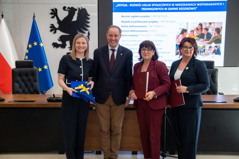 Podpisanie umów na dofinansowanie projektów związanych z budową mieszkań wspomaganych i treningowych oraz usługami społecznymi. Na zdjęciu marszałek województwa pomorskiego Mieczysław Struk oraz przedstawiciele beneficjentów