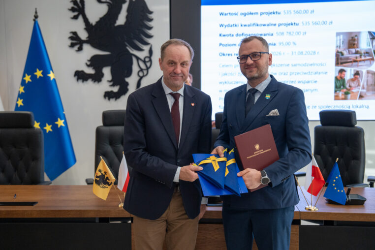 Podpisanie umów na dofinansowanie projektów związanych z budową mieszkań wspomaganych i treningowych oraz usługami społecznymi. Na zdjęciu marszałek województwa pomorskiego Mieczysław Struk oraz przedstawiciele beneficjentów