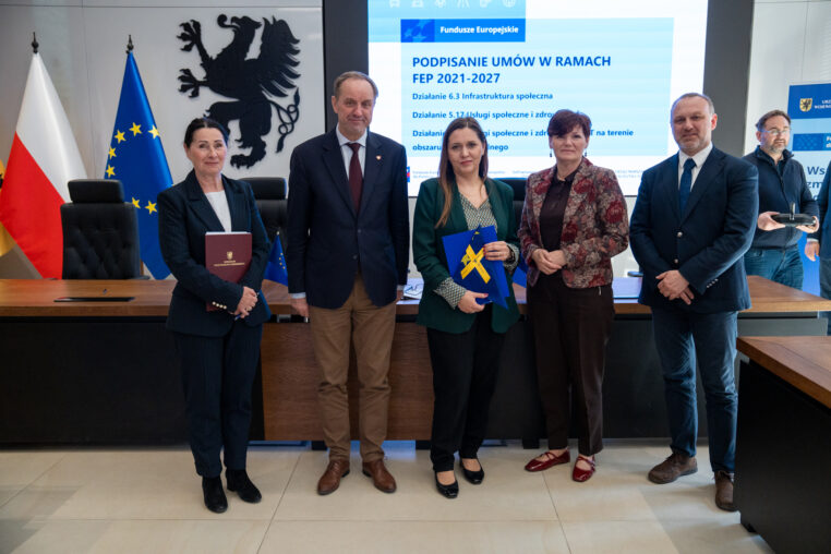 Podpisanie umów na dofinansowanie projektów związanych z budową mieszkań wspomaganych i treningowych oraz usługami społecznymi. Na zdjęciu marszałek województwa pomorskiego Mieczysław Struk oraz przedstawiciele beneficjentów