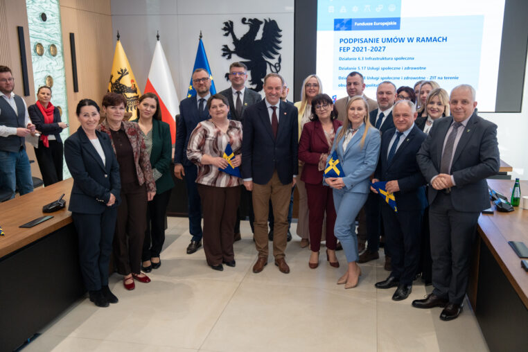 Podpisanie umów na dofinansowanie projektów związanych z budową mieszkań wspomaganych i treningowych oraz usługami społecznymi. Na zdjęciu marszałek województwa pomorskiego Mieczysław Struk oraz przedstawiciele beneficjentów