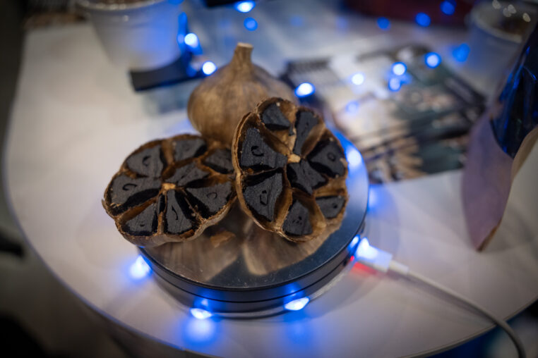 Odstrasza wampiry czy leczy? Na pewno jest hitem.  Jakie właściwości ma czarny czosnek?