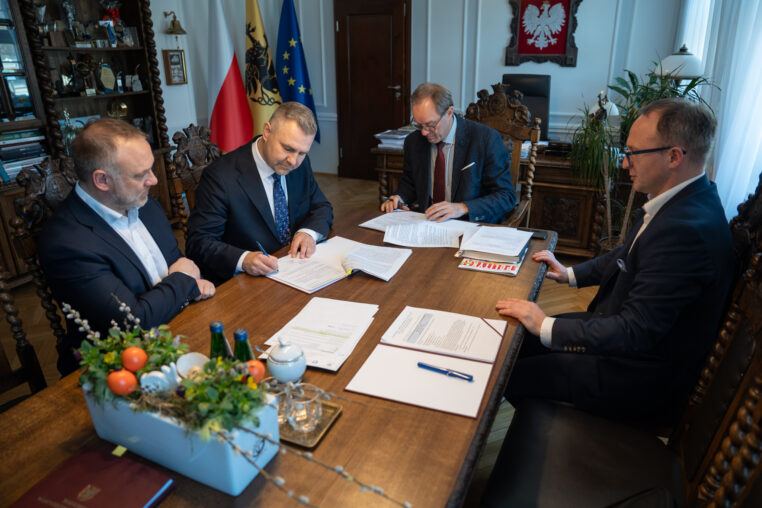 podpisane umowy na dofinansowanie kluczowych inwestycji w Rumi oraz Gminie Lichnowy. Dzięki środkom z programu Fundusze Europejskie dla Pomorza 2021–2027 powstanie nowoczesne Centrum Sąsiedzkie „Stara Rumia” oraz nowy odcinek trasy rowerowej łączący Dąbrowę z Lichnówkami.