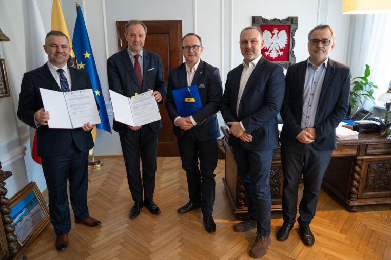 podpisane umowy na dofinansowanie kluczowych inwestycji w Rumi oraz Gminie Lichnowy. Dzięki środkom z programu Fundusze Europejskie dla Pomorza 2021–2027 powstanie nowoczesne Centrum Sąsiedzkie „Stara Rumia” oraz nowy odcinek trasy rowerowej łączący Dąbrowę z Lichnówkami.