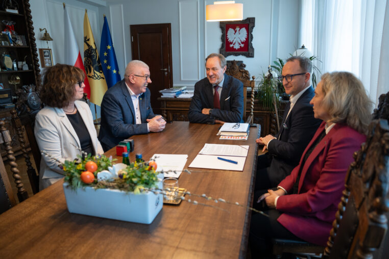 podpisane umowy na dofinansowanie kluczowych inwestycji w Rumi oraz Gminie Lichnowy. Dzięki środkom z programu Fundusze Europejskie dla Pomorza 2021–2027 powstanie nowoczesne Centrum Sąsiedzkie „Stara Rumia” oraz nowy odcinek trasy rowerowej łączący Dąbrowę z Lichnówkami.