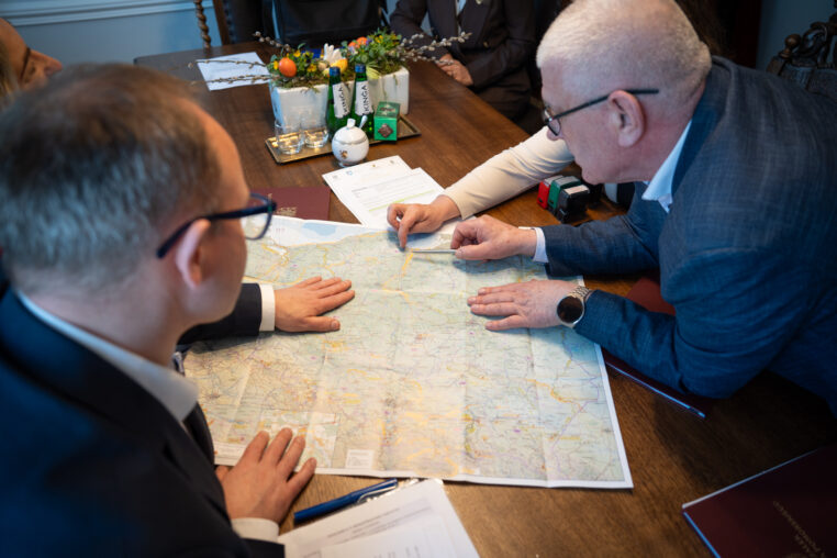 podpisane umowy na dofinansowanie kluczowych inwestycji w Rumi oraz Gminie Lichnowy. Dzięki środkom z programu Fundusze Europejskie dla Pomorza 2021–2027 powstanie nowoczesne Centrum Sąsiedzkie „Stara Rumia” oraz nowy odcinek trasy rowerowej łączący Dąbrowę z Lichnówkami.