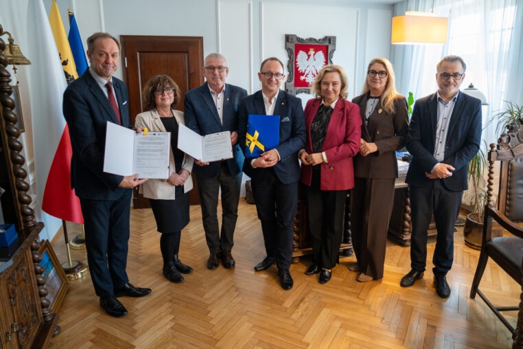 podpisane umowy na dofinansowanie kluczowych inwestycji w Rumi oraz Gminie Lichnowy. Dzięki środkom z programu Fundusze Europejskie dla Pomorza 2021–2027 powstanie nowoczesne Centrum Sąsiedzkie „Stara Rumia” oraz nowy odcinek trasy rowerowej łączący Dąbrowę z Lichnówkami.