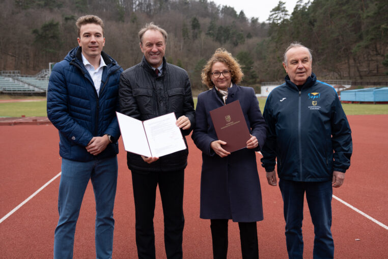 Podpisanie umowy o dofinansowaniu w ramach programu rozwoju infrastruktury sportowej w województwie pomorskim na rozbudowę stadionu SKLA Sopot