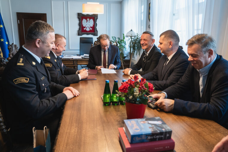 Podpisanie umowy na dofinansowanie sprzętu łączności dla straży pożarnej