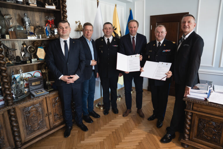 Podpisanie umowy na dofinansowanie sprzętu łączności dla straży pożarnej. Na zdjęciu marszałkowie województwa Mieczysław Struk, Leszek Bonna, Adam Gawrylik. przewodniczący sejmiku województwa pomorskiego Jan Kleinszmidt oraz Jacek Niewęgłowski, komendant wojewódzki PSP w Gdańsku