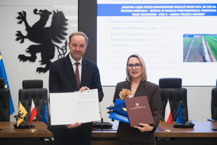 Podpisanie umów na rozwój dróg rowerowych w województwie pomorskim. na zdjęciu marszałek mieczysław struk oraz wójt gminy pruszcz gdański