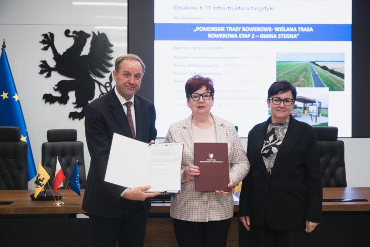 Podpisanie umów na rozwój dróg rowerowych w województwie pomorskim. na zdjęciu marszałek mieczysław struk oraz wójt gminy stegna