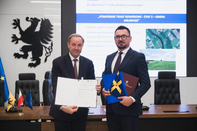 Podpisanie umów na rozwój dróg rowerowych w województwie pomorskim. na zdjęciu marszałek mieczysław struk oraz wójt gminy miłoradz
