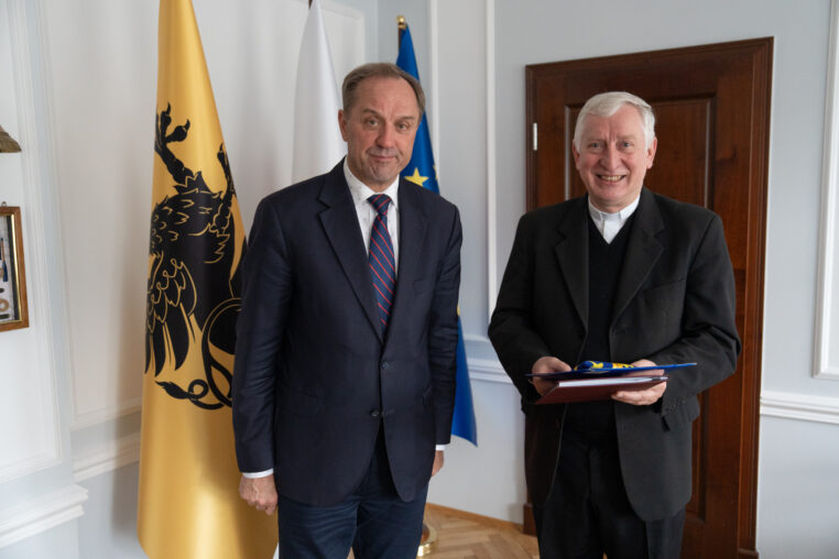 marszałek Mieczysław Struk oraz biskup pelpliński Ryszard kasyna