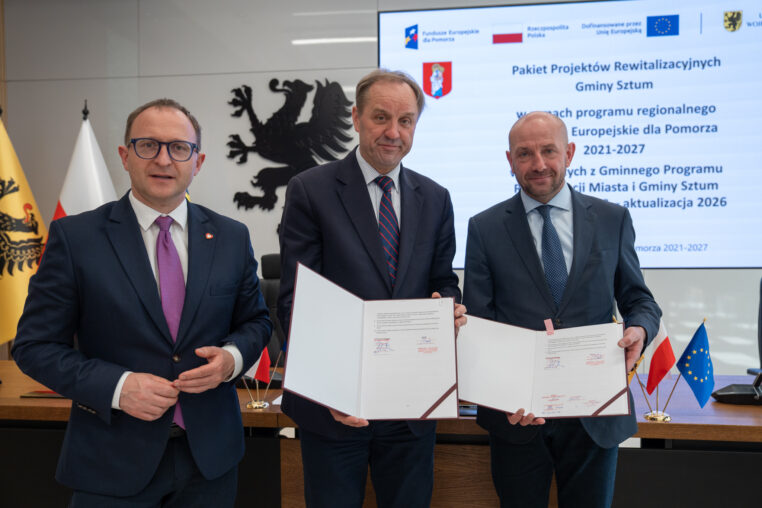Podpisanie porozumien rewitalizacyjnych, na zdjęciu marszałek mieczysław struk, wicemarszałek marcin skwierawski oraz burmistrz sztumu