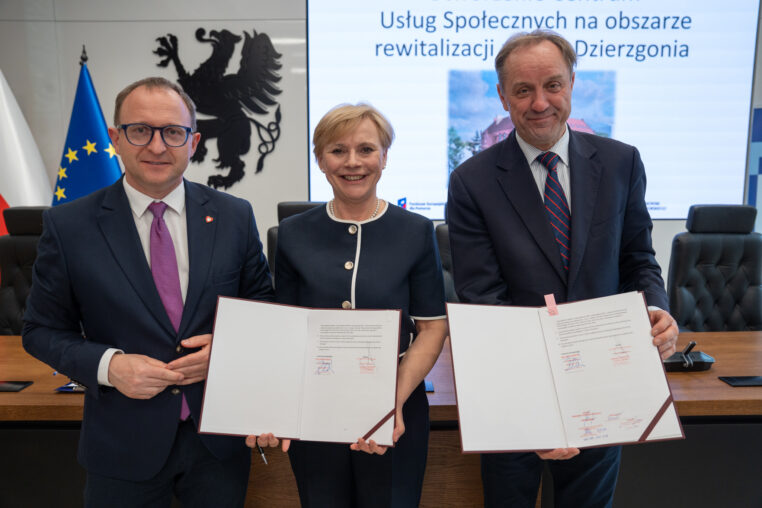 podpisanie porozumień rewitalizacyjnych. na zdjęciu marszałek mieczysław struk, wicemarszałek marcin skwierawski oraz burmistrz dzierzgonia