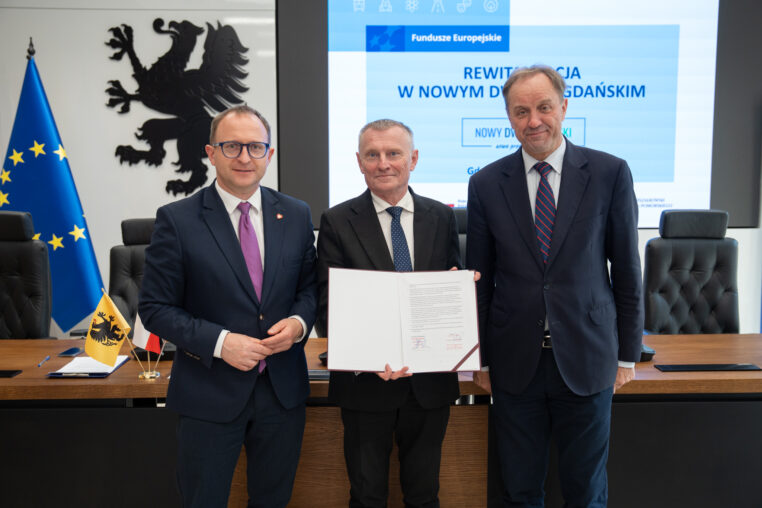 podpisanie porozumień rewitalizacyjnych. na zdjęciu marszałek mieczysław struk, wicemarszałek marcin skwierawski oraz burmistrz nowego dworu gdańskiego