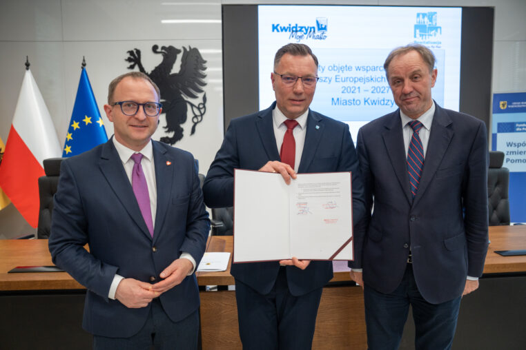 podpisanie porozumień rewitalizacyjnych. na zdjęciu marszałek mieczysław struk, wicemarszałek marcin skwierawski oraz burmistrz kwidzyna