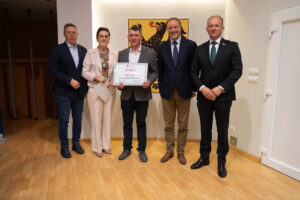 Podpisanie umów w ramach aktywnego sołectwa pomorskiego 2026. na zdjęciu marszałek struk, przewodniczący sejmiku jan kleinszmidt oraz przedstawiciele gmin