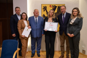 Podpisanie umów w ramach aktywnego sołectwa pomorskiego 2026. na zdjęciu marszałek struk, przewodniczący sejmiku jan kleinszmidt oraz przedstawiciele gmin