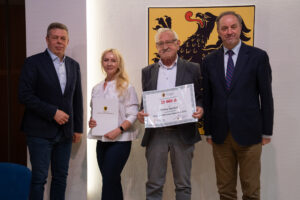 Podpisanie umów w ramach aktywnego sołectwa pomorskiego 2026. na zdjęciu marszałek struk, przewodniczący sejmiku jan kleinszmidt oraz przedstawiciele gmin