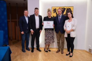 Podpisanie umów w ramach aktywnego sołectwa pomorskiego 2026. na zdjęciu marszałek struk, przewodniczący sejmiku jan kleinszmidt oraz przedstawiciele gmin
