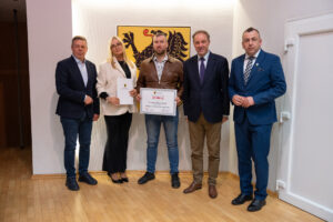 Podpisanie umów w ramach aktywnego sołectwa pomorskiego 2026. na zdjęciu marszałek struk, przewodniczący sejmiku jan kleinszmidt oraz przedstawiciele gmin