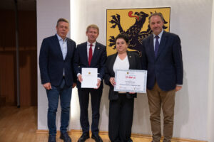 Podpisanie umów w ramach aktywnego sołectwa pomorskiego 2026. na zdjęciu marszałek struk, przewodniczący sejmiku jan kleinszmidt oraz przedstawiciele gmin